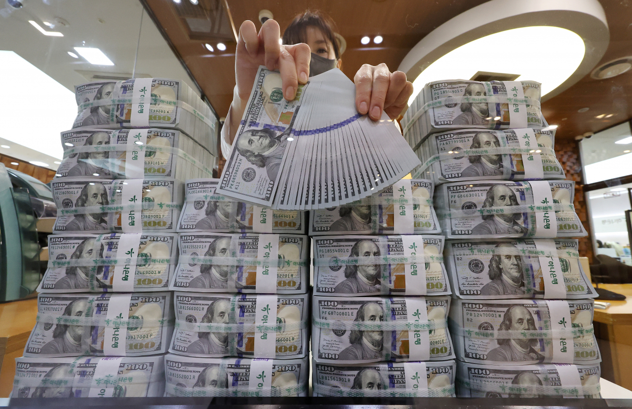 An employee sorts out dollars at Hana Bank's Counterfeit Notes Response Center in central Seoul on Wednesday. (Yonhap)