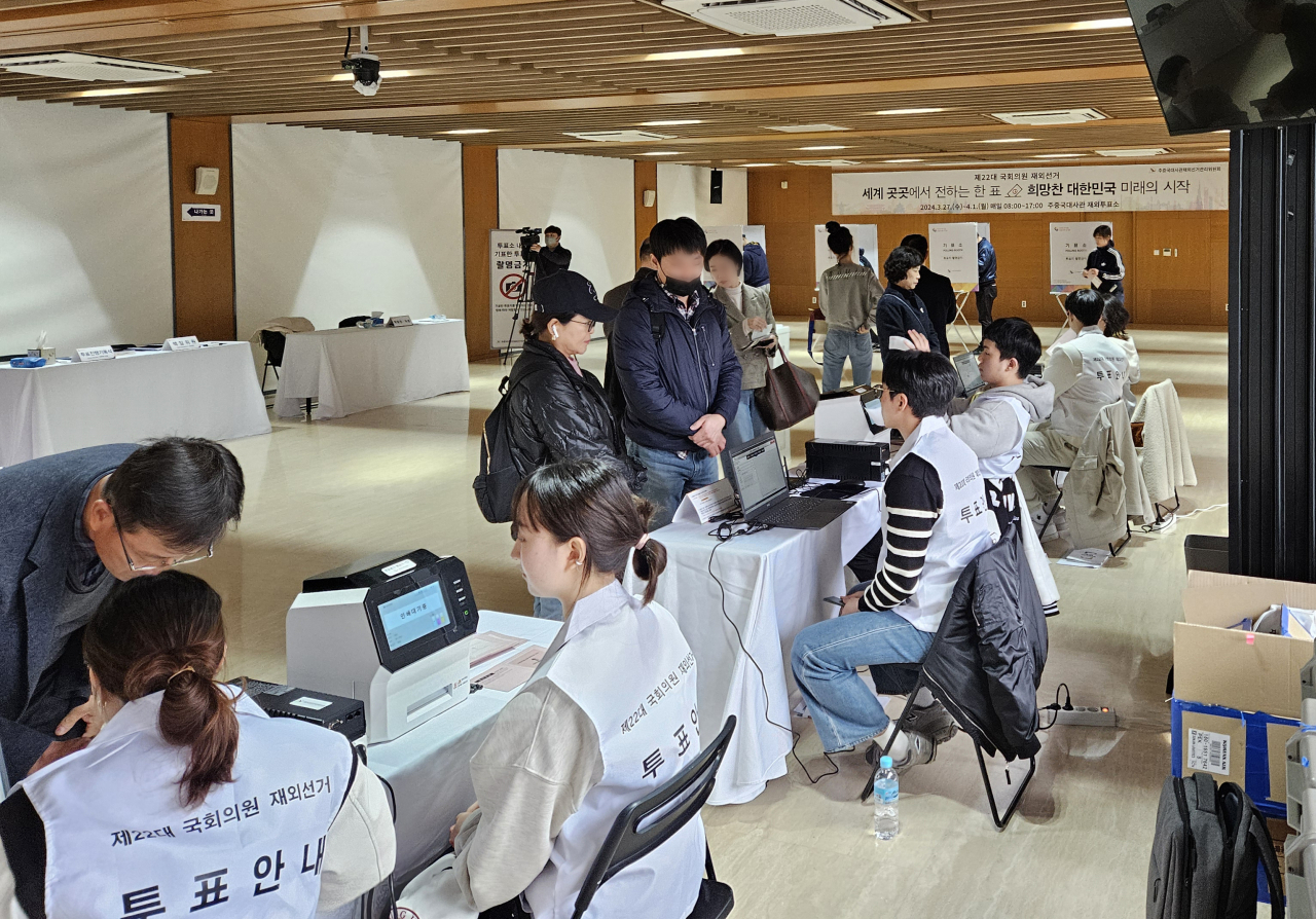 Overseas voters arrive at the Embassy of Republic of Korea in People's Republic of China to cast a ballot for South Korea's April 10 general election, in this photo taken on March 27. (Yonhap)