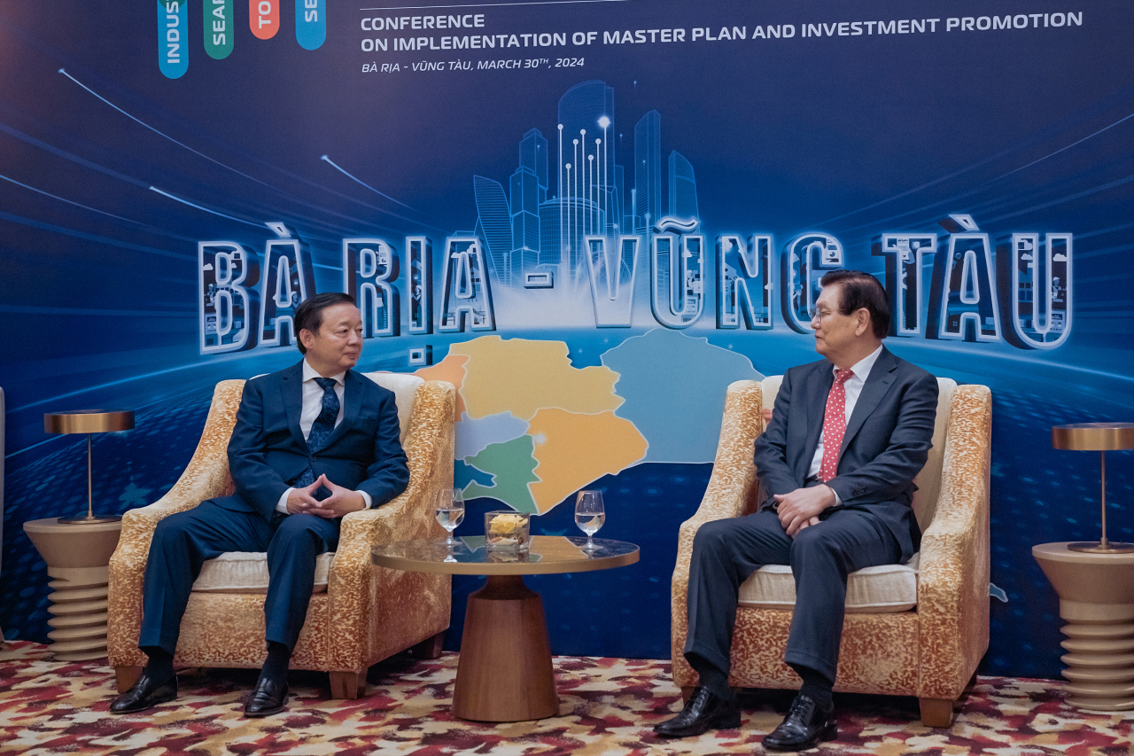 Hyosung Vice Chairman Lee Sang-woon (right) and Vietnamese Deputy Prime Minister Tran Hong Ha attend the Conference on Implementation of Master Plan and Investment Promotion, held in Ba Ria-Vung Tau, Vietnam, Saturday. (Hyosung TNC)