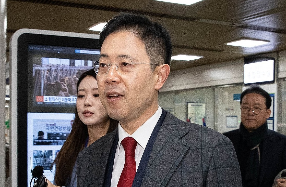 Son Jun-sung, deputy chief prosecutor of the Daegu High Prosecutors Office, is seen entering Seoul Central District Court in November last year. (Yonhap)