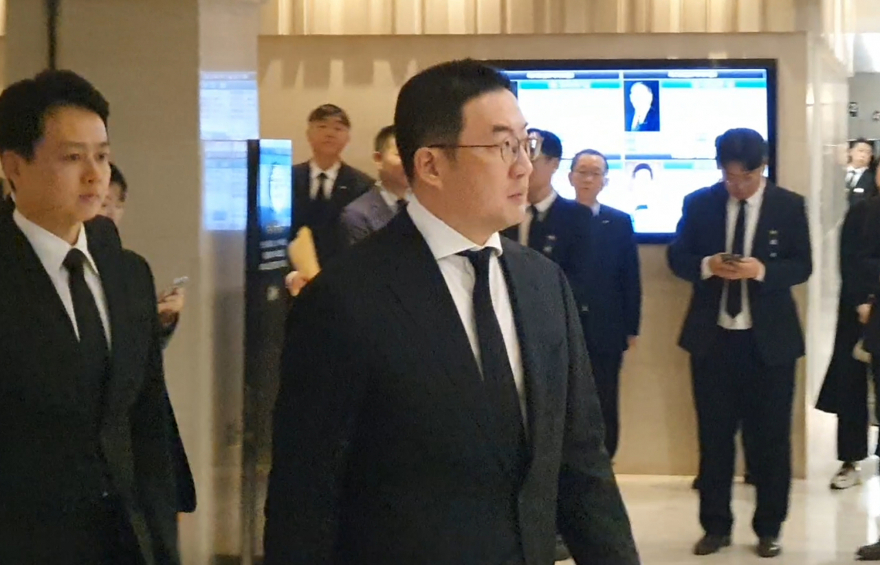 LG Group Chairman Koo Kwang-mo (center) visits the funeral altar for Cho Suck-rai, late former honorary chairman of Hyosung Group, set up at Severance Hospital in Seoul on Saturday. (Yonhap)