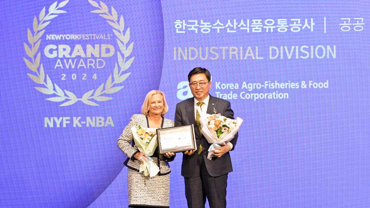 Kim Chun-jin (right), CEO of Korea Agro-Fisheries & Food Trade Corp., and Ellen Smyth, CEO of New York Festivals, pose for a photo at the 2024 New York Festivals Korea-National Brand Awards, in New York, Wednesday. (aT)