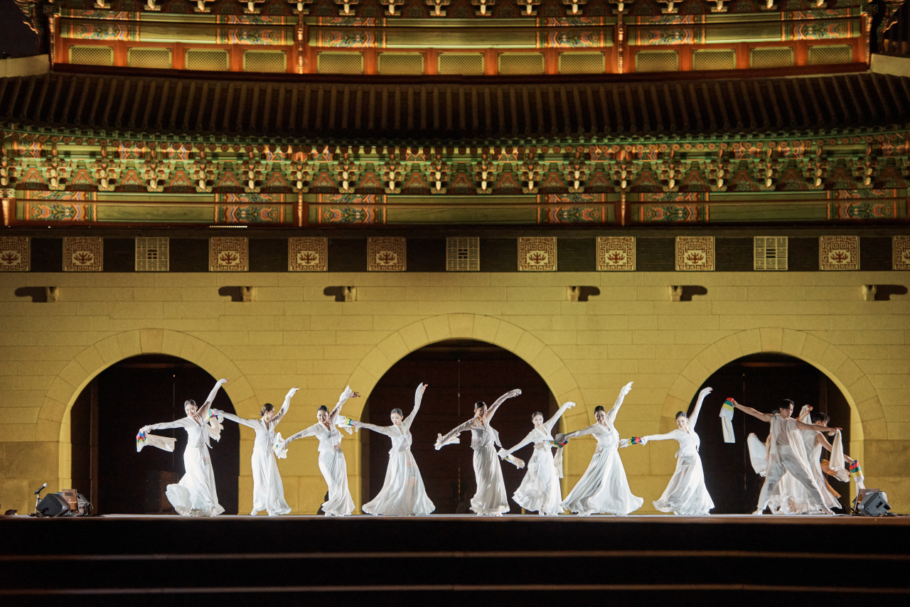 A royal dance performance at Gyeongbokgung during the springtime K-Royal Culture Festival in April 2023 (CHA)