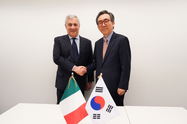 Foreign Minister Cho Tae-yul (right) shakes hands with his Italian counterpart, Antonio Tajani, before their meeting in Brussels on Wednesday. (Ministry of Foreign Affairs)