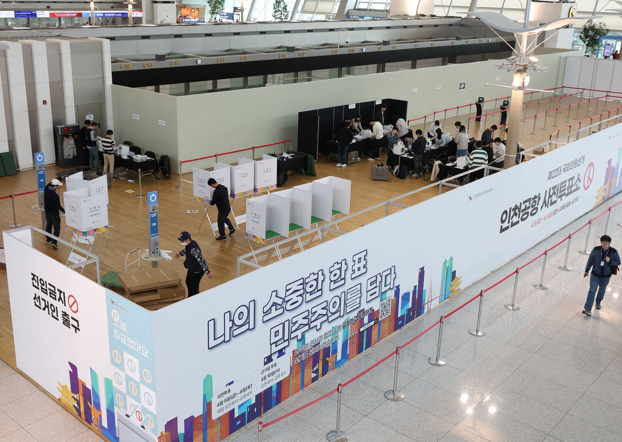 A polling station for early voting is set up at Incheon International Airport on Thursday, six days ahead of the general elections. (Yonhap)