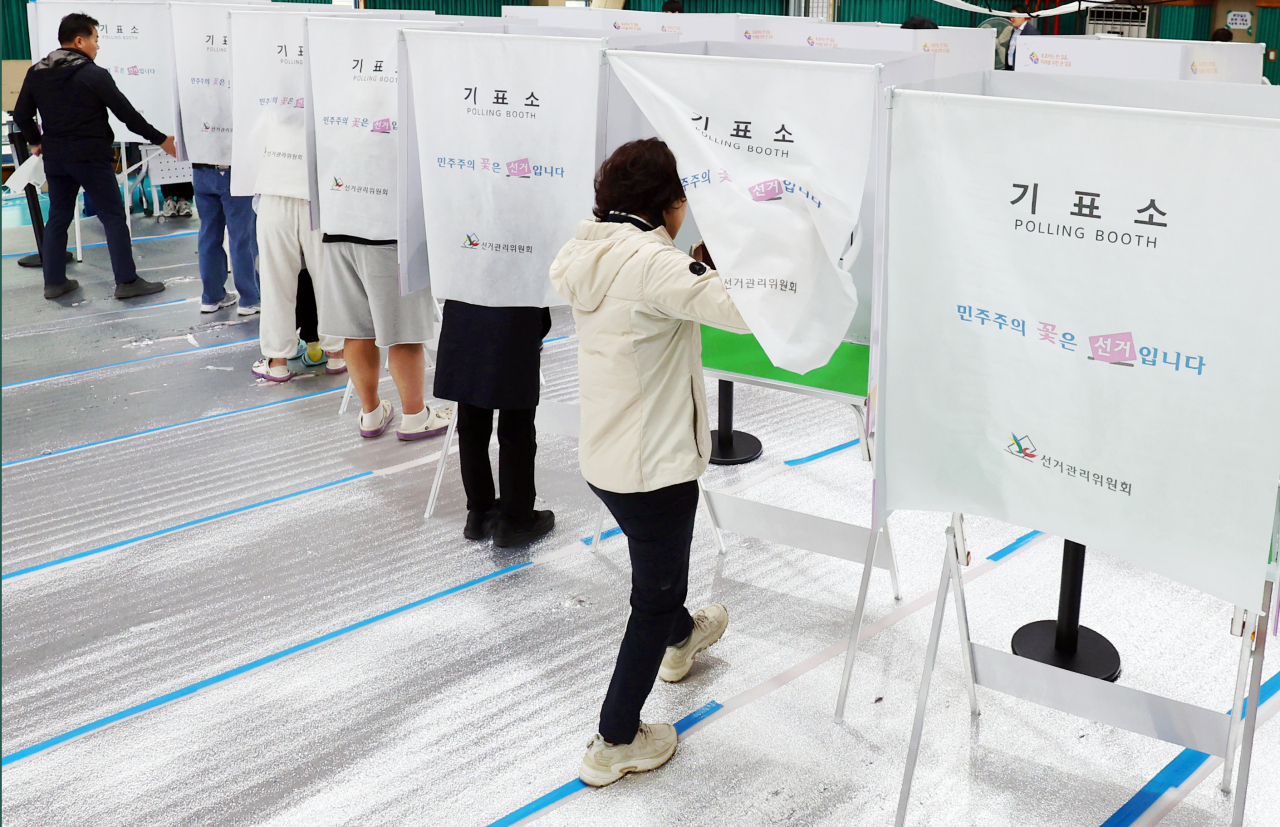Voters cast their ballots during the early-voting period for the parliamentary elections at a polling station in Gwangju, 267 kilometers southwest of Seoul on Saturday. (Yonhap)