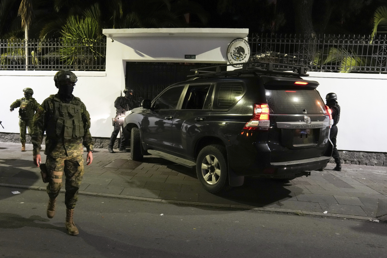 Police attempt to break into the Mexican embassy in Quito, Ecuador, Friday, following Mexico's granting of asylum to former Ecuadorian Vice President Jorge Glas, who had sought refuge there. (AP-Yonhap)