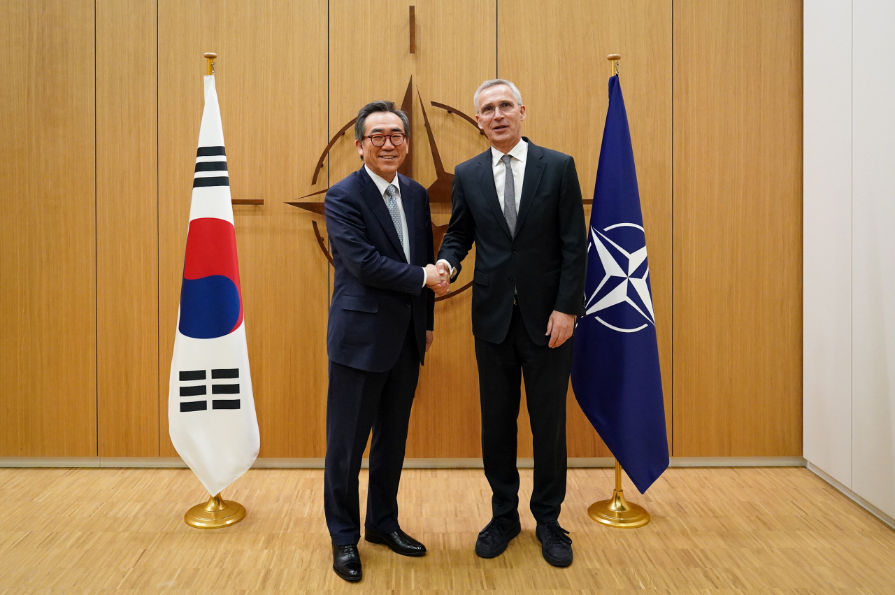 Foreign Minister Cho Tae-yul (left) and Jens Stoltenberg, secretary general of the North Atlantic Treaty Organization, pose for a photo in Brussels on Friday. (Foreign Ministry)
