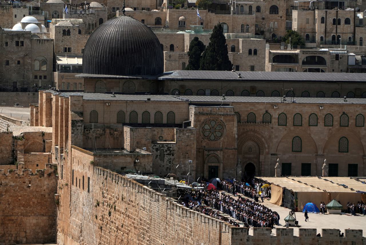 Muslim Palestinian worshippers participate in the last Friday prayers of Ramadan, on the Al-Aqsa compound, also known to Jews as Temple Mount, amid the ongoing conflict between Israel and the Palestinian Islamist group Hamas, in Jerusalem's Old City, Friday. (Reuters-Yonhap)