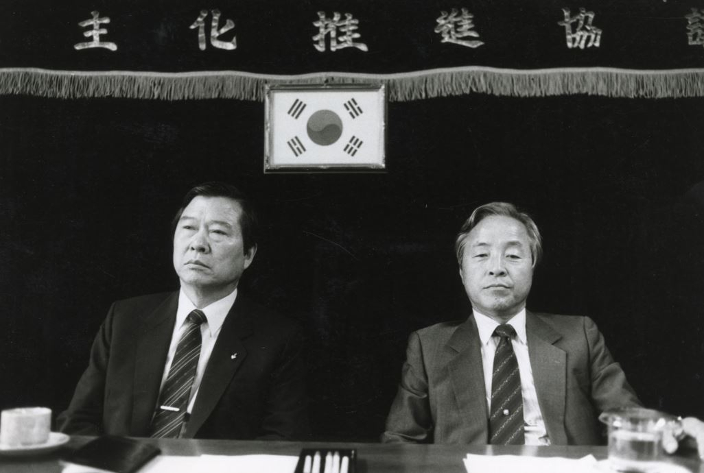 Kim Dae-jung (left) and Kim Young-sam hold a press conference in July 1986. Kim Dae-jung, born in South Jeolla Province, and Kim Young-sam, born in South Gyeongsang Province, have long garnered voter support from the regional base in their respective hometowns in South Korea's politics in the late 20th century. (GettyImages)
