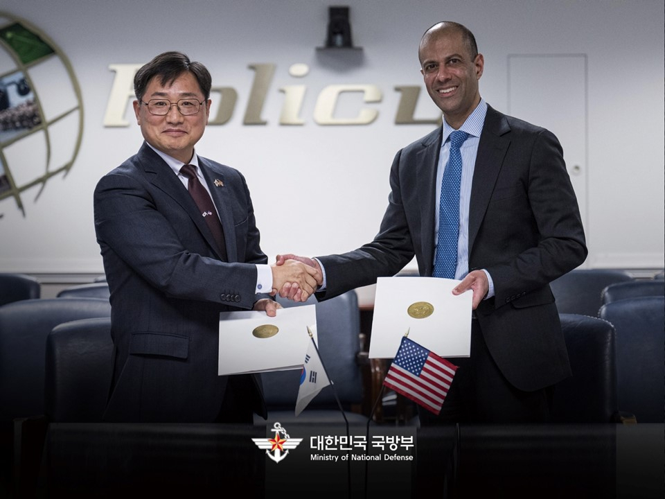 South Korean Deputy Defense Minister for Policy Cho Chang-rae (left) and US Principal Deputy Assistant Secretary of Defense for Space Policy Vipin Narang sign the Nuclear Consultative Framework document on Feb. 12, 2024, at the Pentagon. (Defense Ministry)
