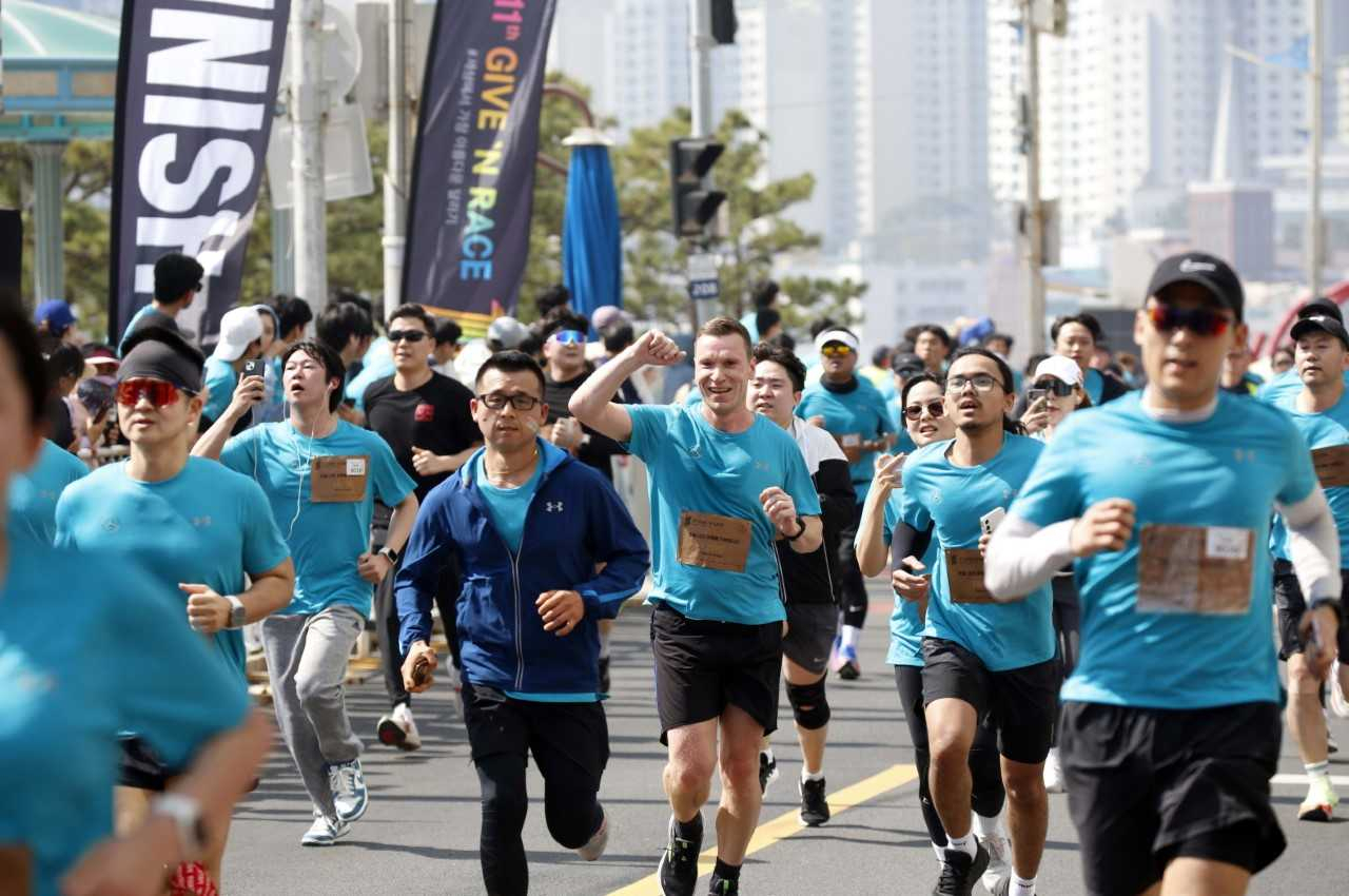 Mathias Vaitl (center), CEO of Mercedes-Benz Korea, runs in the Give ‘N Race charity run held in Busan on Sunday. (Mercedes-Benz Korea)