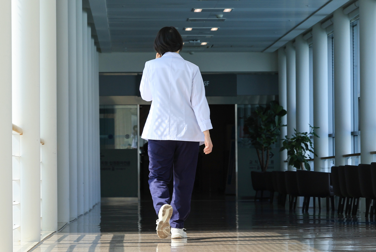 Medical personnel walks down the corridor at a university hospital in Seoul on Monday. (Yonhap)