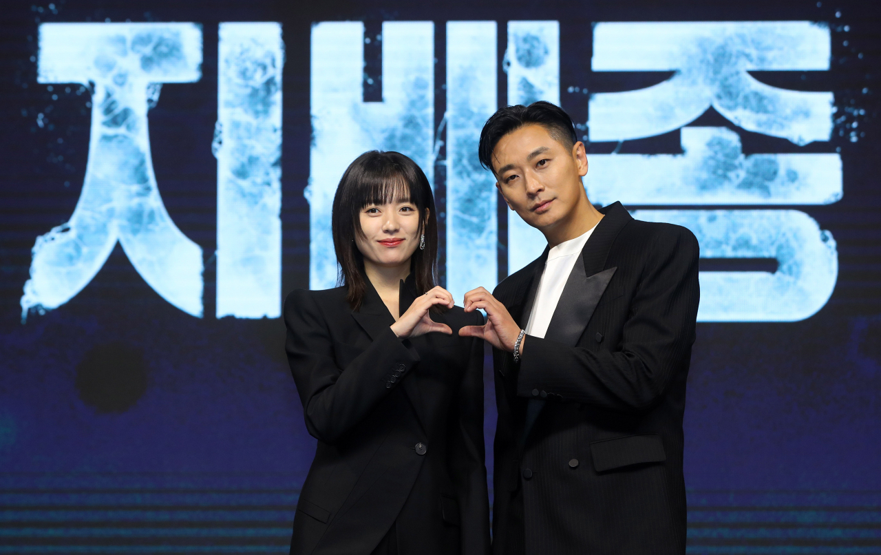 Han Hyo-joo (left) and Ju Ji-hoon pose for a photo during a press conference held in Yeongdeungpo-gu, Seoul, Monday. (Newsis)