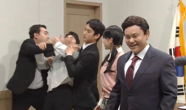 Kim Min-kyo (right) impersonates President Yoon Suk Yeol in a political sketch on a 