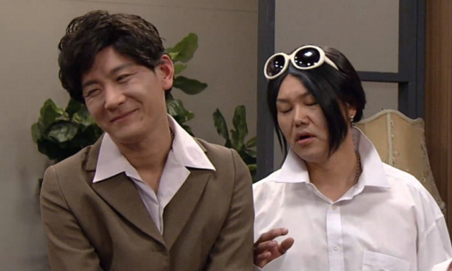 Jung Sung-ho (left) and Kim Min-gyo impersonate former President Park Geun-hye and her friend Choi Seo-won, then known as Choi Soon-sil, respectively, on a 