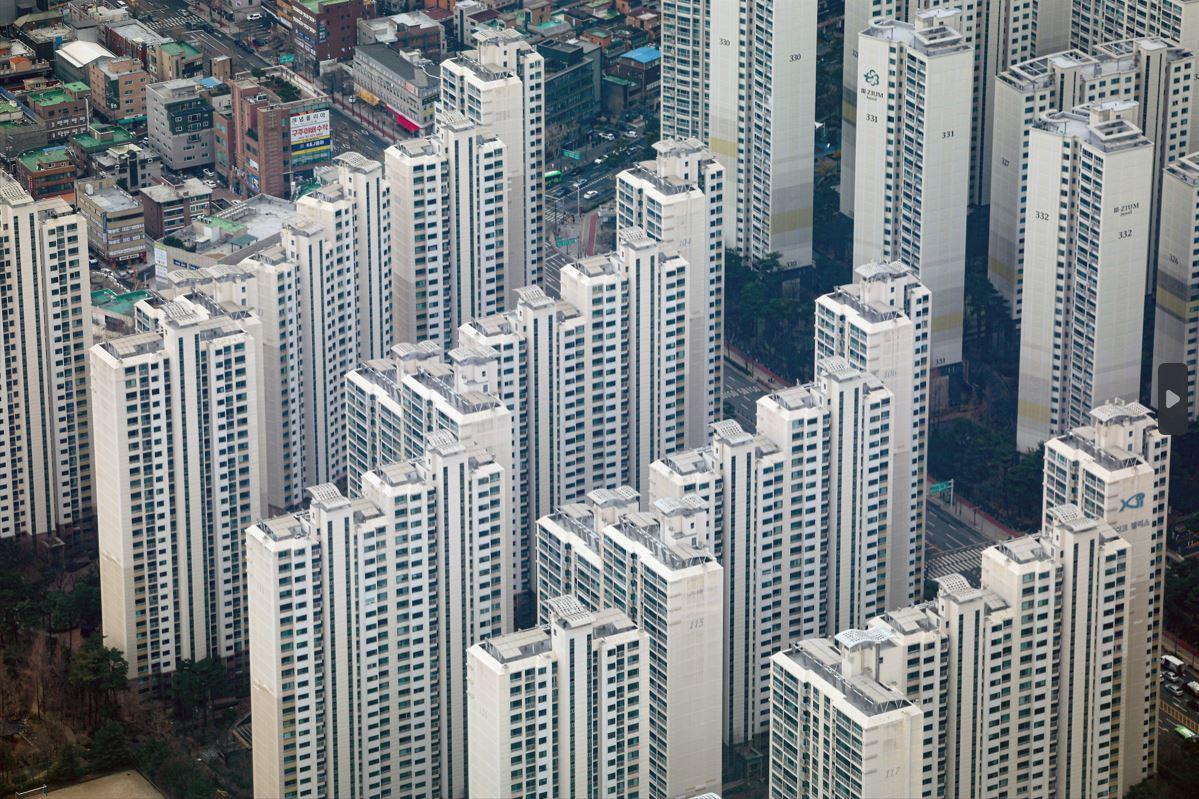 This photo shows an apartment complex in the Jamsil neighborhood in Songpa-gu of southern Seoul in March. (Yonhap)