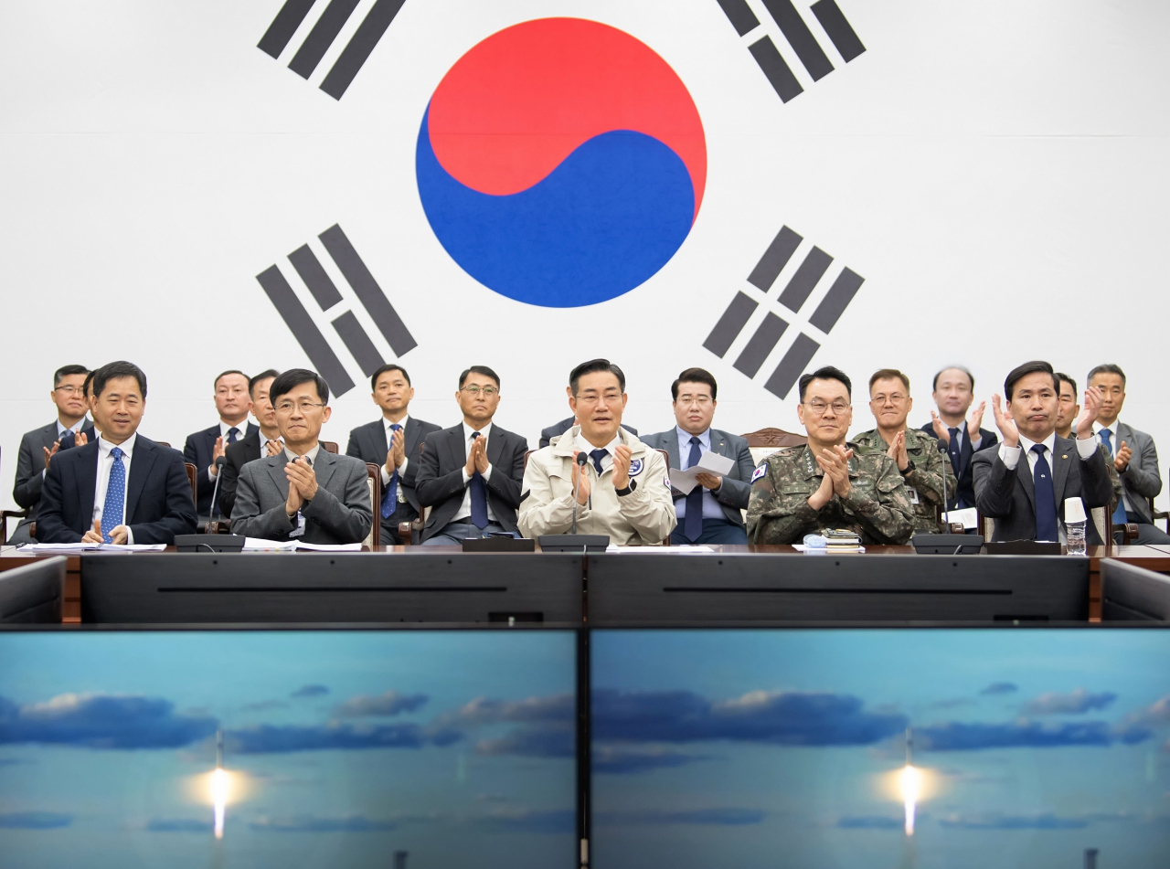 Minister of National Defense Shin Won-sik (center) watches the live broadcast of the launch of South Korea’s military reconnaissance satellite on Monday. (Ministry of National Defense)