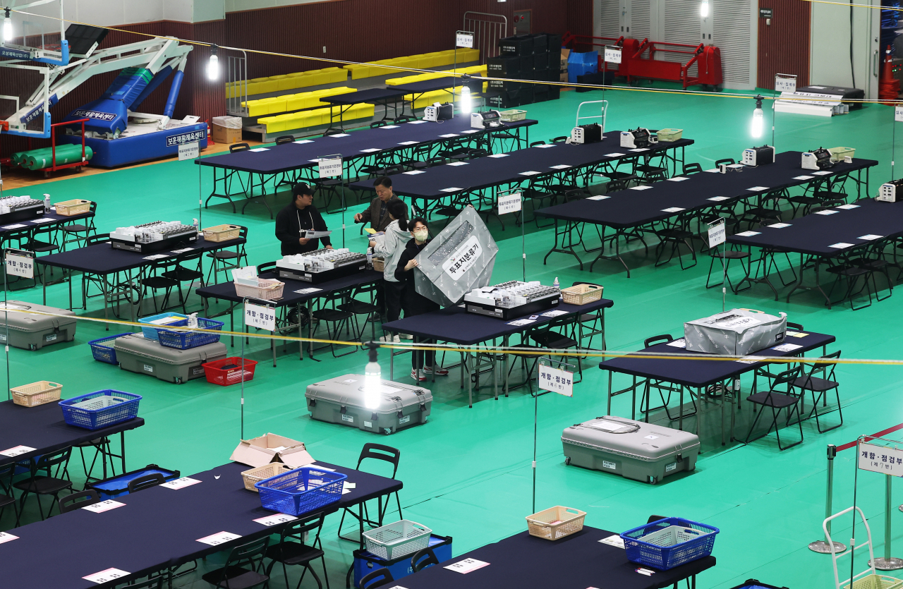 Election officials check ballot counting machines at a ballot counting station in Suwon, 30 kilometers south of Seoul, on Monday, two days prior to the general elections to choose 300 lawmakers. (Yonhap)