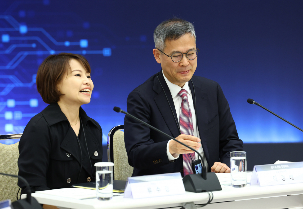 Ryu Soo-jung (left), CEO of artificial intelligence chip venture Sapeon, and Lee Jung-bae, president of Samsung Electronics' device solution division, attend a meeting to discuss current affairs related to the semiconductor industry, at the presidential office in Seoul, Tuesday. (Pool photo via Yonhap)