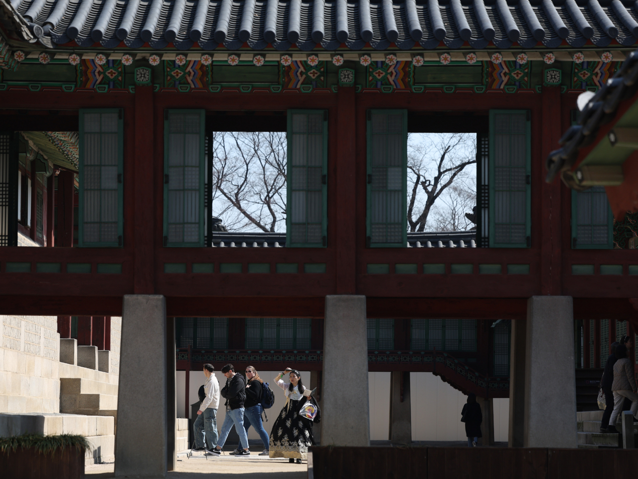 Visitors explore Changdeokgung on March 13. (Yonhap)