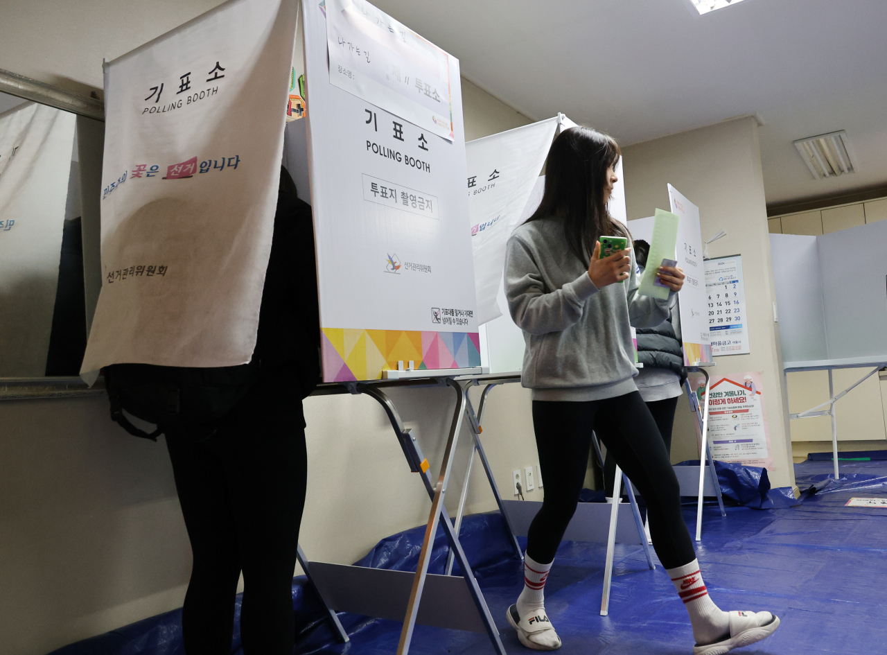 Voters cast their ballots for parliamentary elections at a polling station in Cheongju, North Chungcheong Province, Wednesday. (Yonhap)