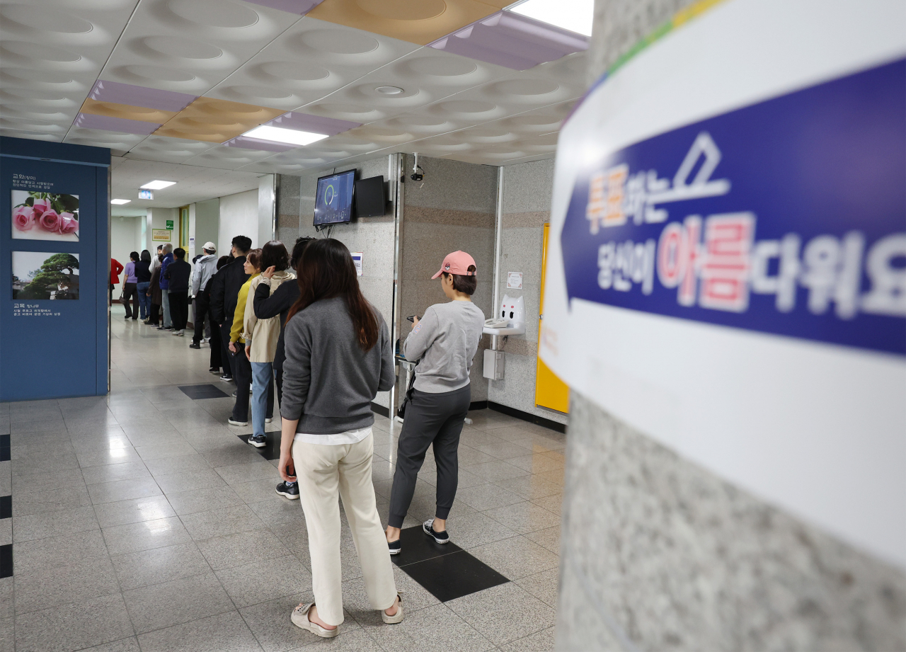 South Koreans line up to vote in the 2024 general election on Wednesday, at a polling station set up at Okjeong Elementary School in Seoul. (Yonhap)