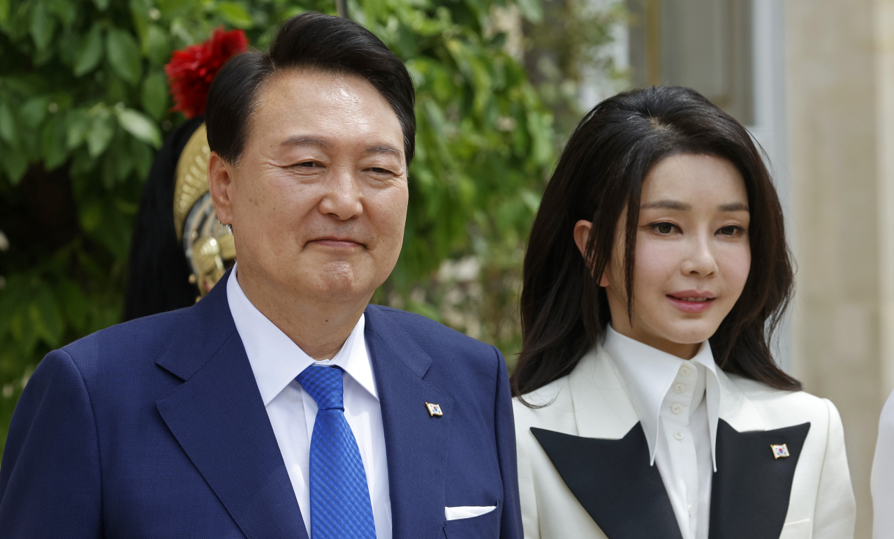 South Korean President Yoon Suk Yeol (left) and his wife Kim Keon-hee pose prior to a working lunch with French President Emmanuel Macron and his wife, Brigitte Macron at the Elysee Presidential Palace on June 20, 2023 in Paris. (GettyImages)
