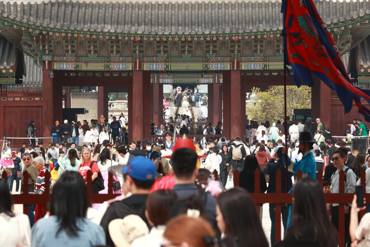 People visit Gyeongbokgung in Jongno-gu, Seoul on Wednesday. The palace was built during the Joseon era (1392-1910), and is among the most popular tourist attractions in the city. (Yonhap)
