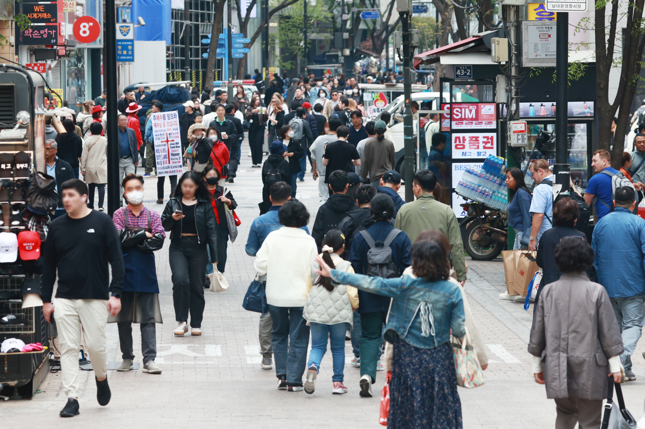 The streets of Myeong-dong in Jung-gu, central Seoul are crowded on Wednesday. Myeong-dong is one of the city's shopping districts, visited by many tourists from overseas. (Yonhap)