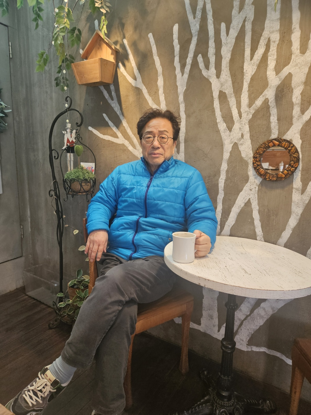 Park Jai-koo, a 67-year-old resident of Yongin, Gyeonggi Province, poses for a photo at a cafe in Yongsan-gu, Seoul. (The Korea Herald)
