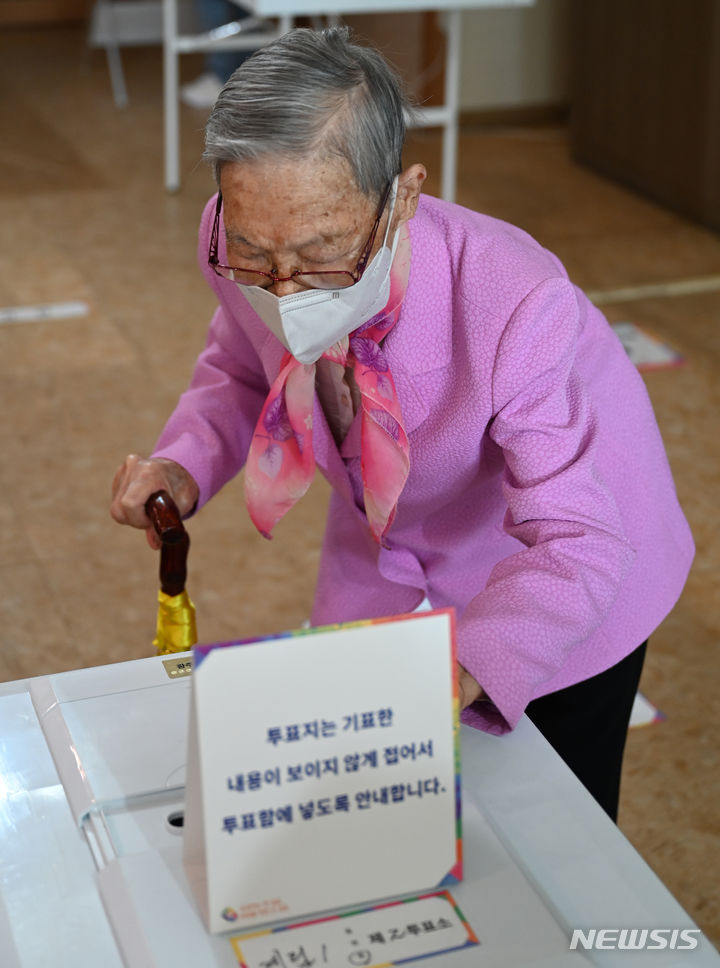Kim Jung-ja, 108, casts her vote at a polling station on Wednesday. She is Gwangju's oldest voter in Dong-gu. (Newsis)