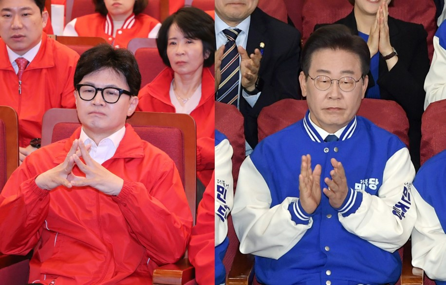 Han Dong-hoon, interim chief of the ruling People Power Party (right photo) and Lee Jae-myung, head of the opposition Democratic Party of Korea, as they watch exit poll results upon the closing of the parliamentary election at 6 p.m., Wednesday. Yonhap