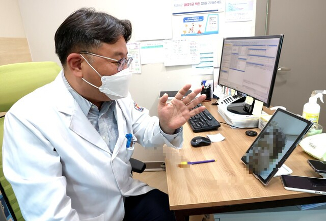 A doctor based in Seoul communicates with his patient on a tablet. (The Ministry of Health and Welfare)