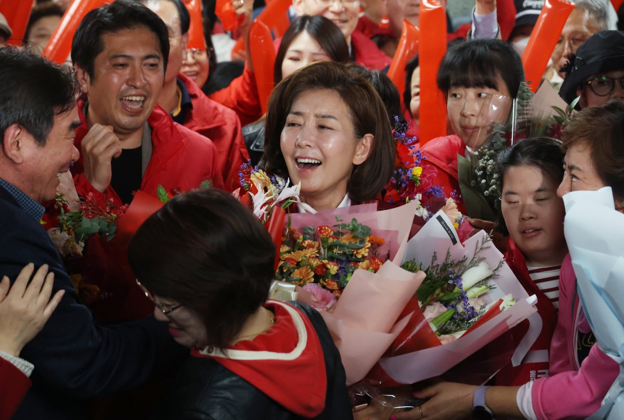 People Power Party candidate Na Kyung-won celebrates her victory at Dongjak-B constituency in Seoul on Wednesday. (Yonhap)