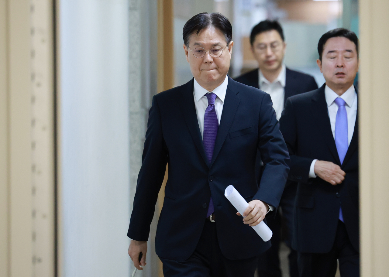 Presidential Chief of Staff Lee Kwan-sup (left) and Senior Presidential Secretary for Public Relations Lee Do-woon (right) enter the briefing room at the presidential office in Seoul on Thursday. (Yonhap)