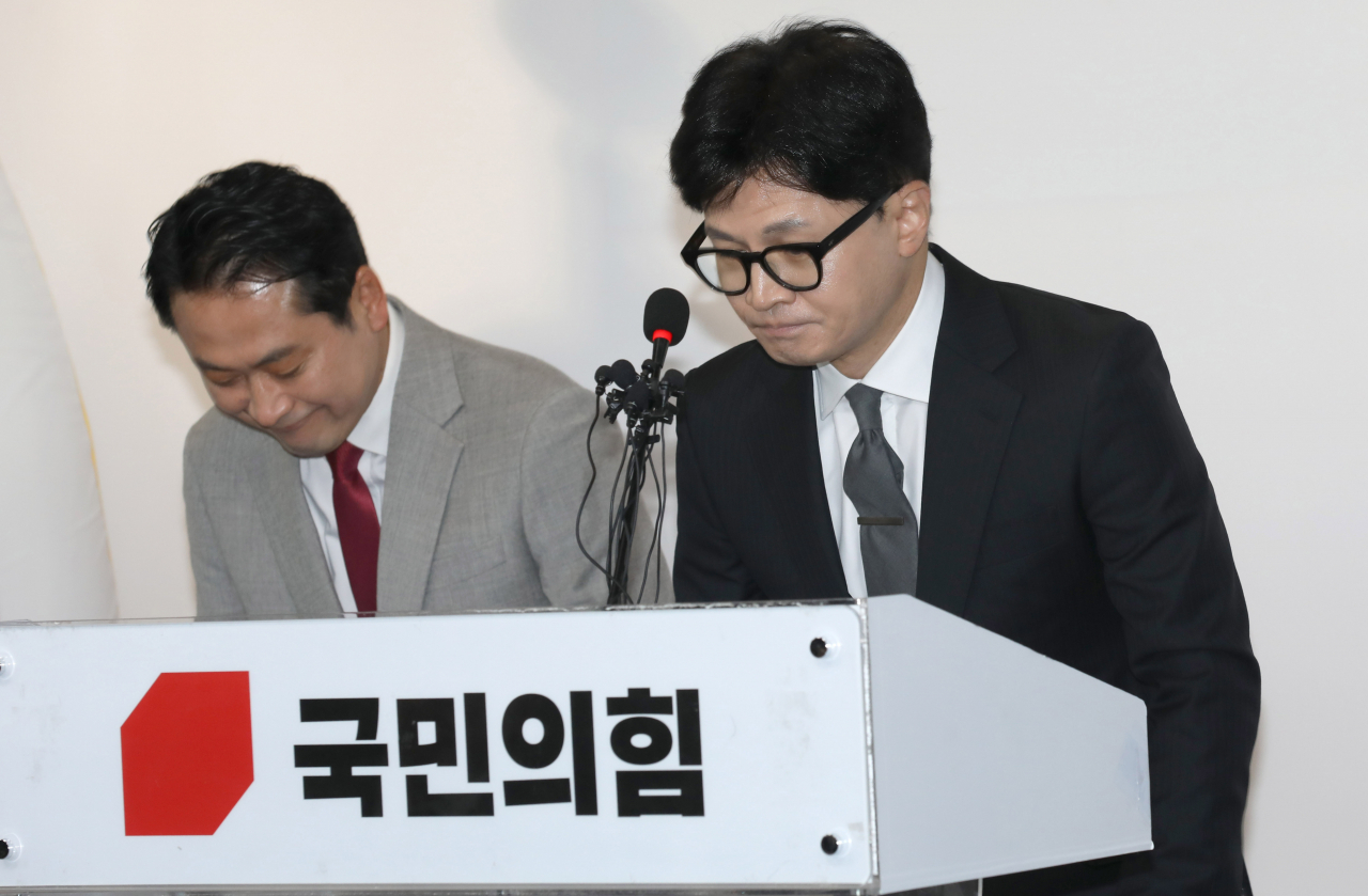 Han Dong-hoon bows as he announces his resignation from his position as chair of the People Power Party emergency response committee at the ruling party headquarters in western Seoul on Thursday. (Yonhap)