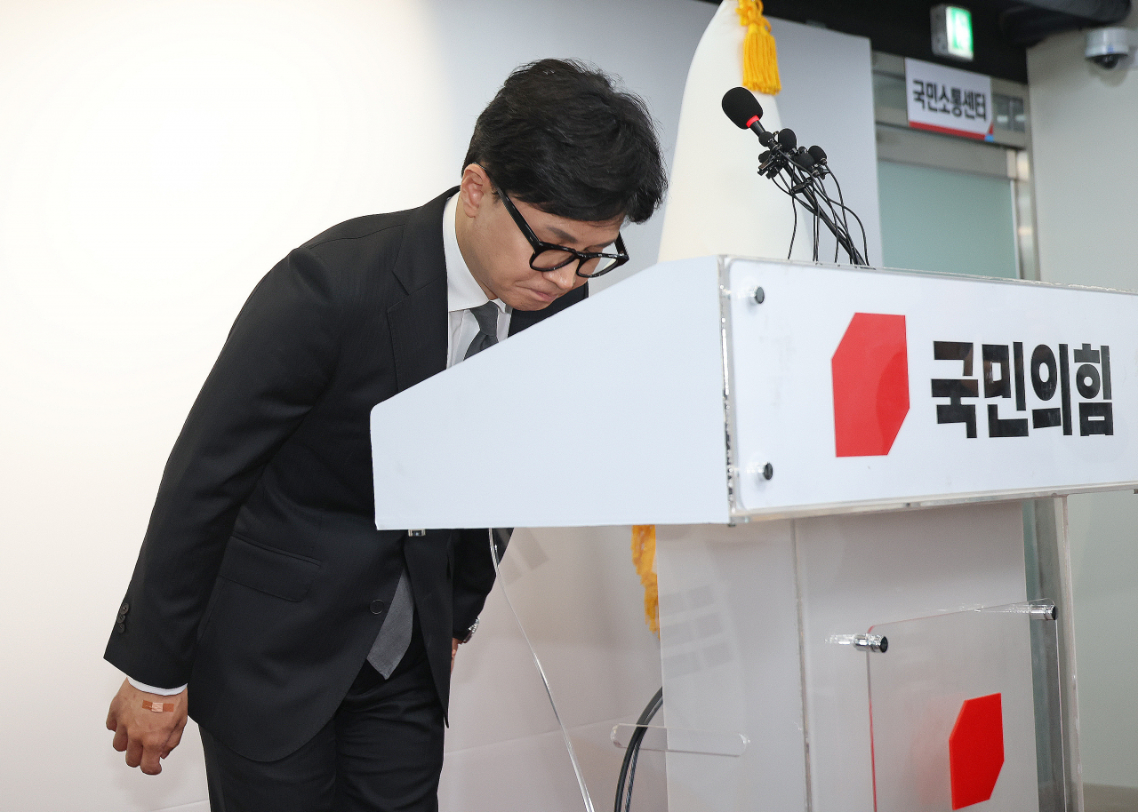 Han Dong-hoon, former interim leader of the ruling People Power Party, bows while addressing party members at the party headquarters in Yeouido, Seoul on Thursday. (Yonhap)