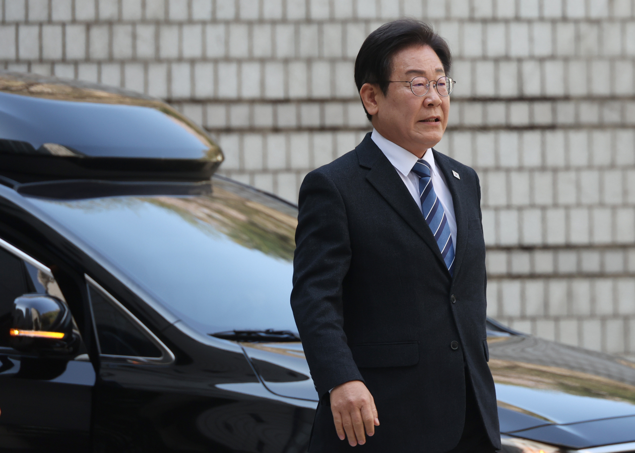 Lee Jae-myung arrives at the Seoul Central District Court in Seocho-gu, southern Seoul on Tuesday, summoned to a court hearing the day before Election Day on his alleged involvement in a high-profile corruption case while mayor of Seongnam city. (Yonhap)