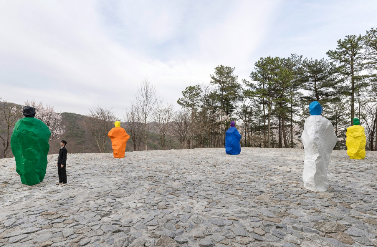 An installation view of “Nuns+Monks” by Ugo Rondinone at Museum San (Museum San)