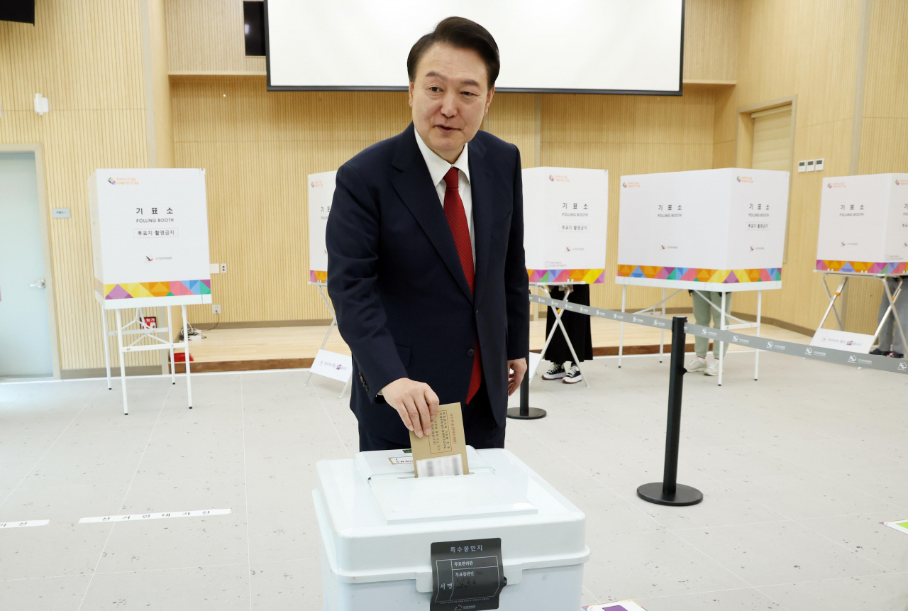 President Yoon Suk Yeol casts an early vote at a polling station in Busan, a southern port city, on April 5. (Yonhap)