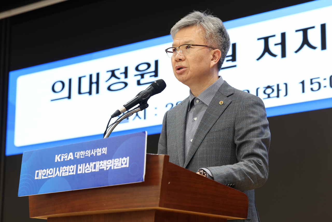 Kim Taek-woo, emergency committee head of the Korea Medical Association, gives a briefing in Seoul on Tuesday. (Yonhap)