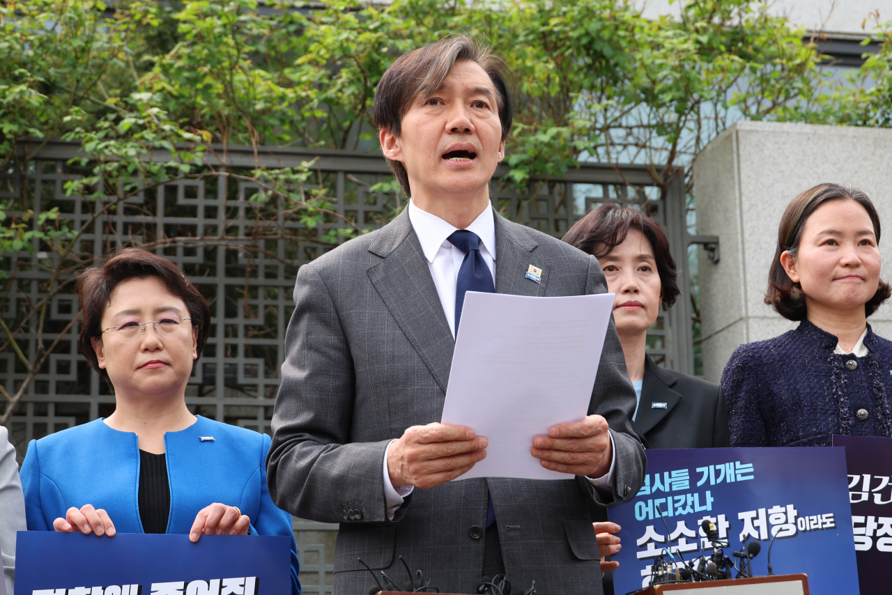 Cho Kuk holds a press conference outside the Supreme Prosecutors’ Office in Seocho, central Seoul, on Thursday. (Yonhap)