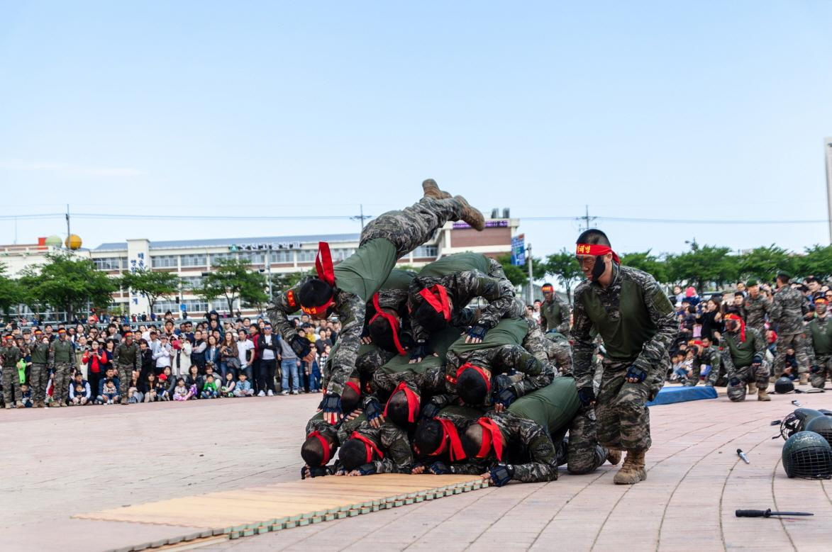 The Republic of Korea Marine Corps presents a martial arts performance at the 2023 Marine Corps Culture Festival in Pohang, North Gyeongsang Province. (Pohang City)