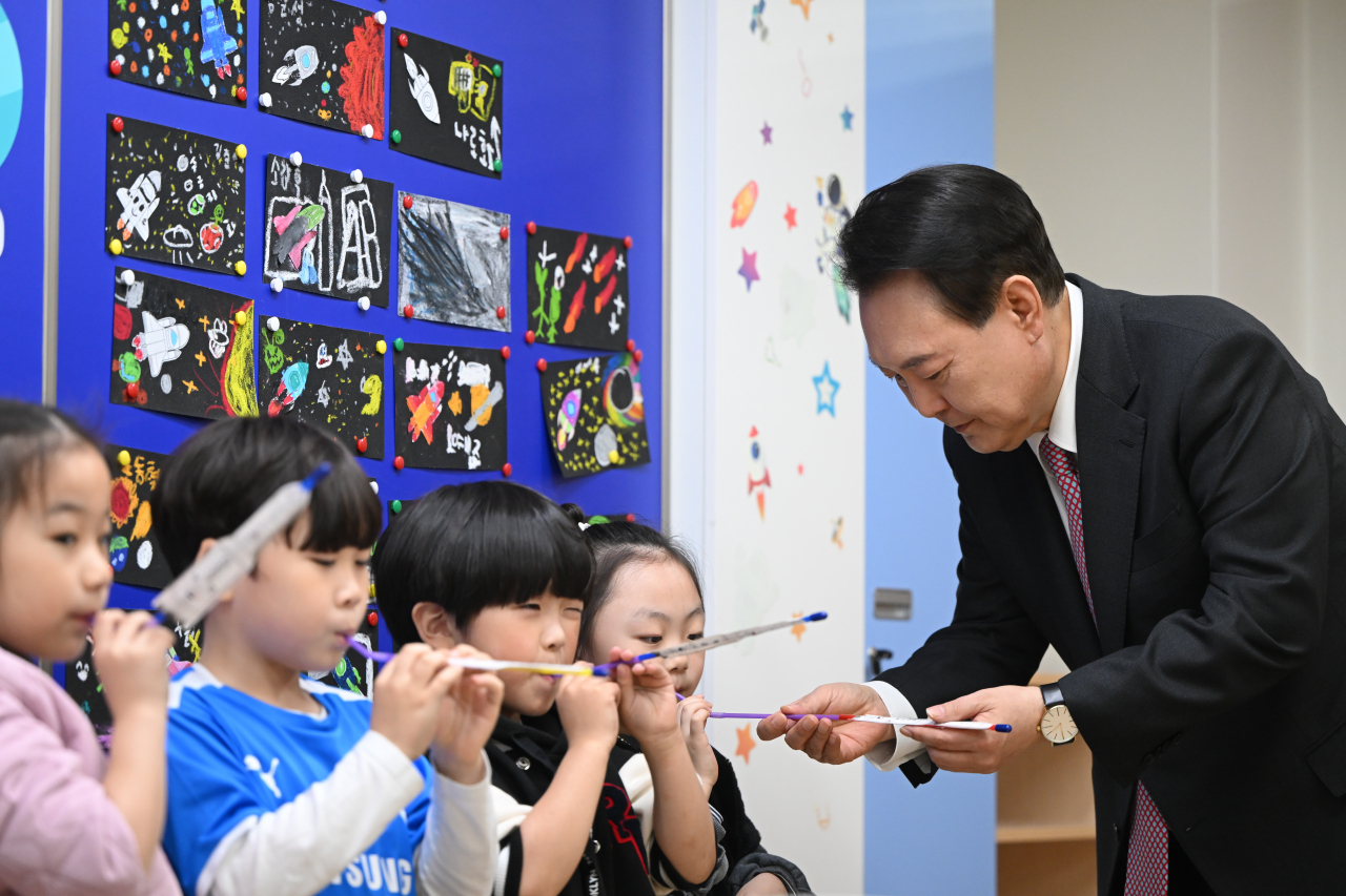 President Yoon Seok Yul visits a classroom at Ain Elementary School in Hwaseong, Gyeonggi Province, on March 29, as a one-day special teacher, part of the government's after-school program initiative. (Presidential Office)