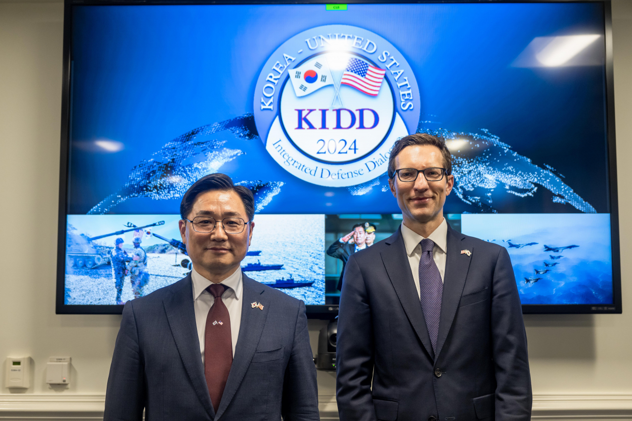 Cho Chang-rae, South Korea’s deputy minister of national defense, and Ely Ratner, the US assistant secretary of defense for Indo-Pacific security affairs, pose for a photograph at the 24th Korea-US Integrated Defense Consultative Group meeting in Washington on Thursday. (Yonhap)