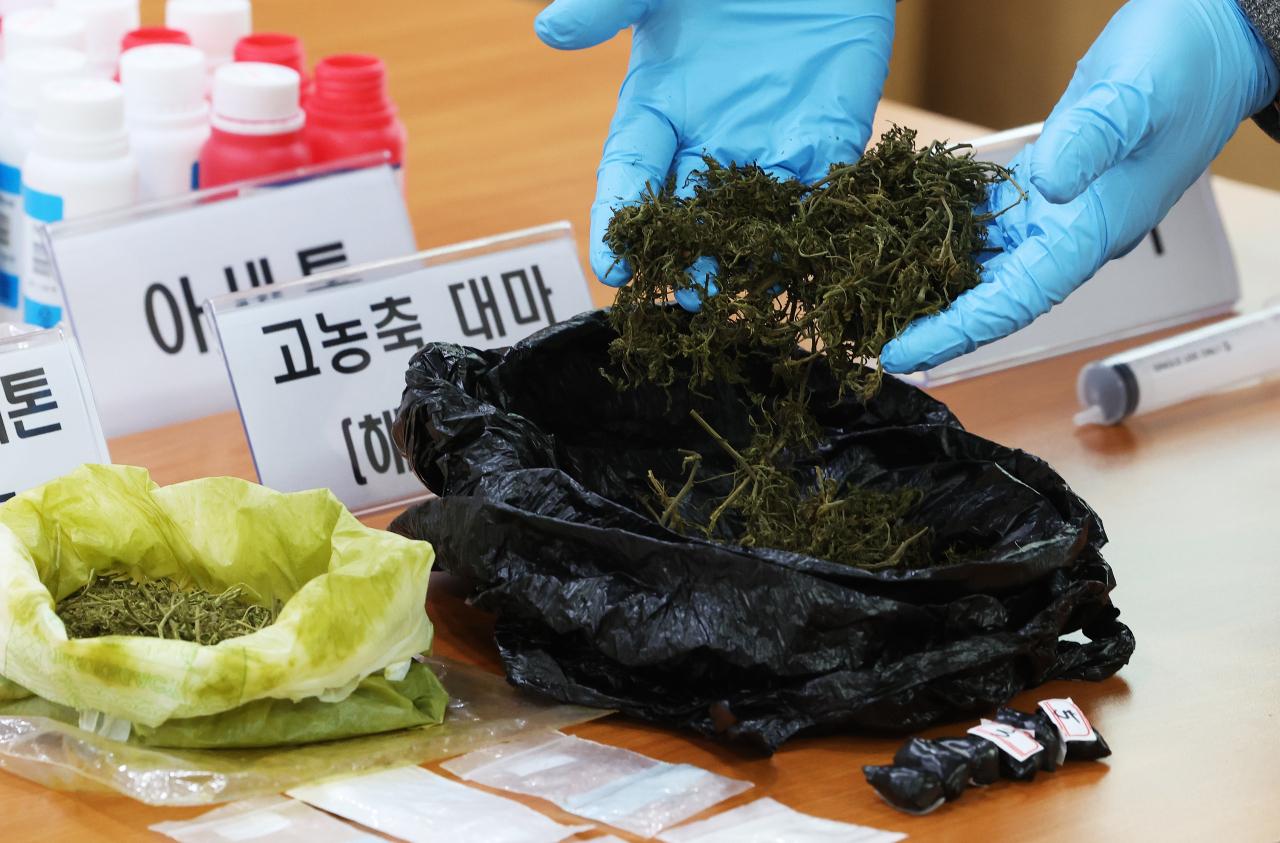This photo taken on April 4 shows illegal drugs confiscated by Gyeonggi Provincial Police from an illegal drug ring, members of whom were arrested in March. (Yonhap)
