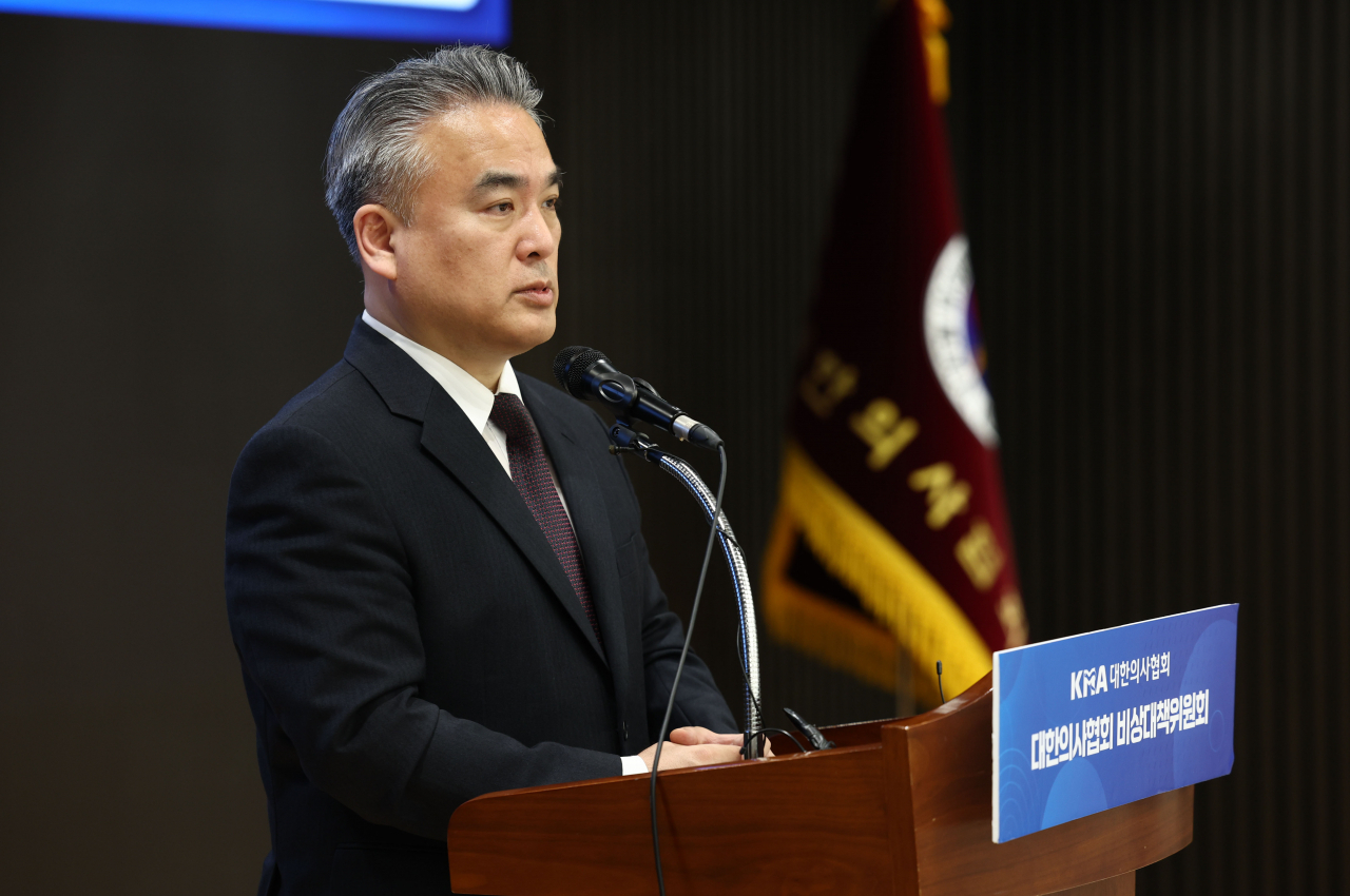 Kim Sung-geun, head of the public relations council of the Korean Medical Association's emergency committee, speaks during a press briefing at KMA headquarters in Seoul on Friday. (Yonhap)