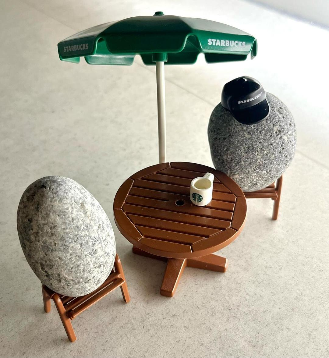 Pet stones with Starbucks-themed miniature props (Courtesy of Ji-eunnnn7 on Instagram)