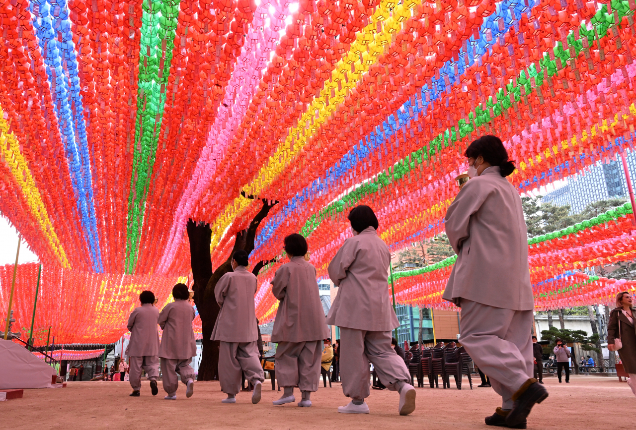 Jogyesa, the main temple of the Jogye Order of Korean Buddhism, is colorfully decorated on April 26, 2023. (Im Se-jun/The Korea Herald)